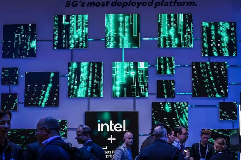 Intel Stocks Surge Following Trump’s Announcement of Apple Chip Partnership