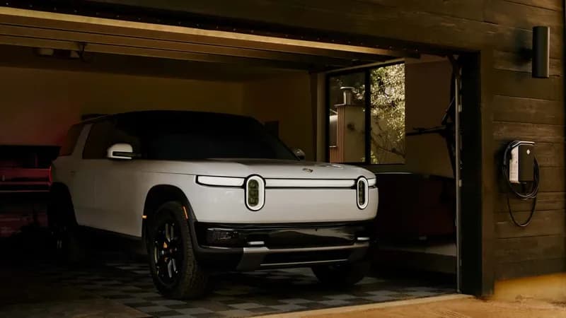 Rivian Colaborează cu ChargeScape pentru a Oferi Încărcare EV Mai Ieftină Acasă