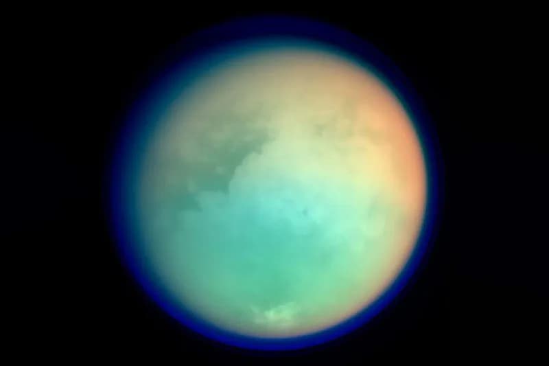 Substanță misterioasă care absoarbe lumina, descoperită pe Titan și Pluto