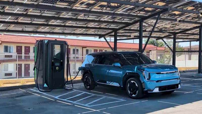 Stație de încărcare off-grid pentru vehicule electrice pe Route 66, cu tarife mai mici