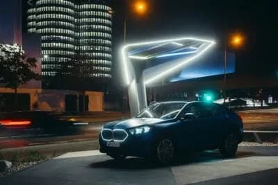 BMW Welt prezintă «copaci de încărcare» cu afișaj LED la München