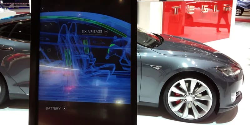Tesla impune o limită săptămânală de 200 de dolari pentru cheltuielile AI ale angajaților