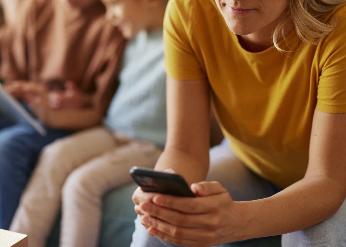 Dependența părinților de smartphone, corelată cu riscuri în dezvoltarea copiilor