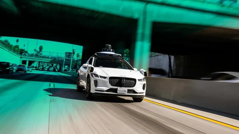 Autoritățile federale cer îmbunătățiri de siguranță pentru robotaxiuri în intervențiile de urgență