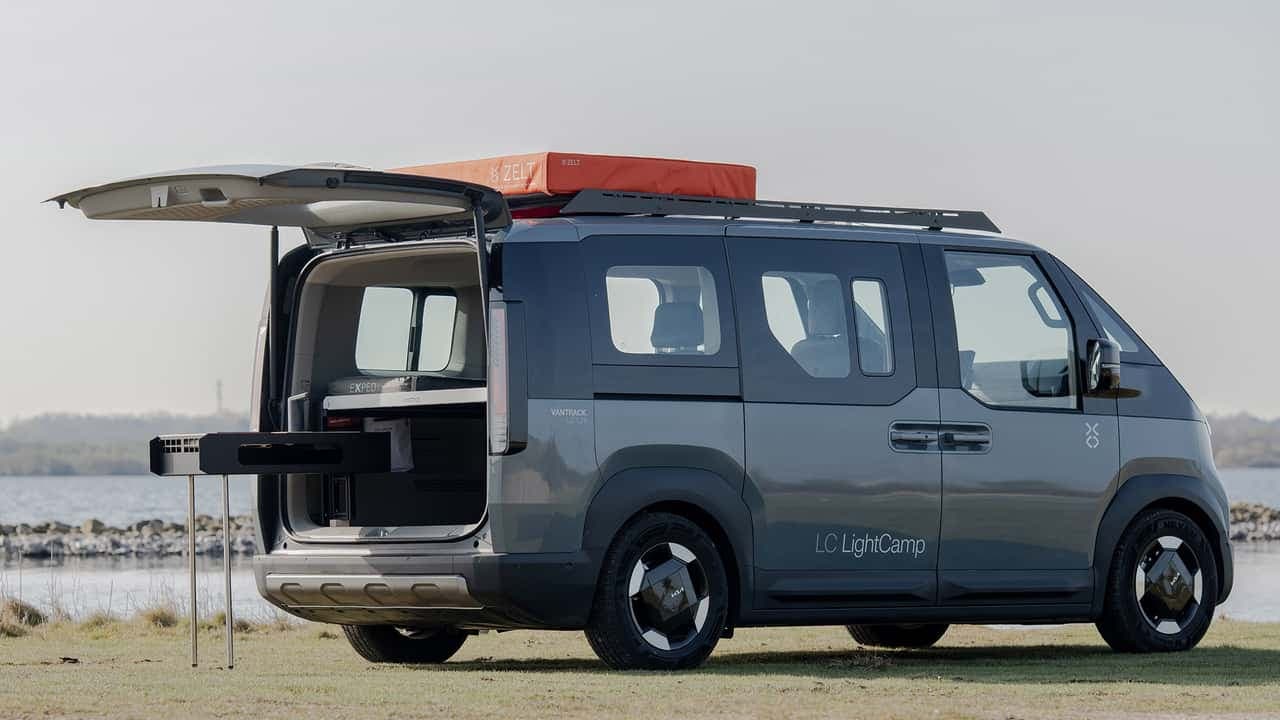 Kia PV5 LightCamp: Vanul electric compact care oferă surprinzător patru locuri de dormit