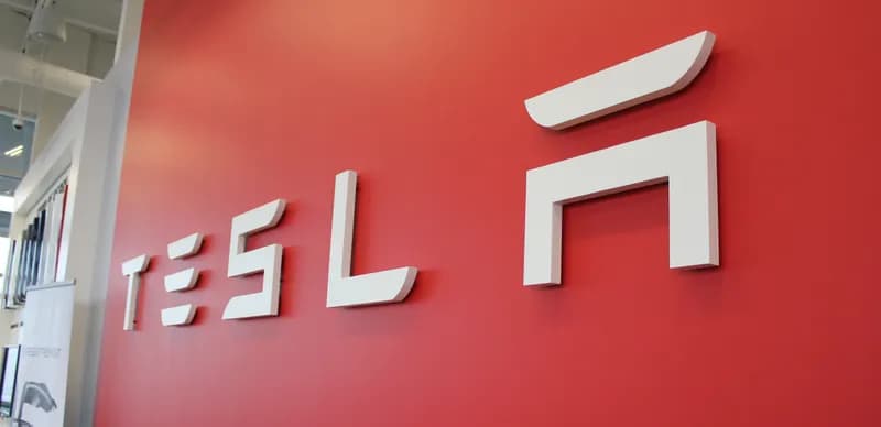 Acționarii Tesla cer responsabilitate în urma amânărilor repetate