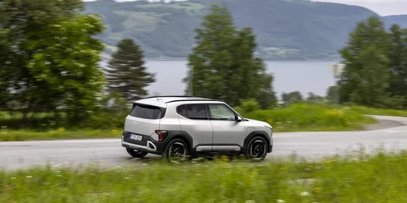 Kia EV2 Long Range debutează cu o autonomie de 452 km și noi opțiuni de echipare