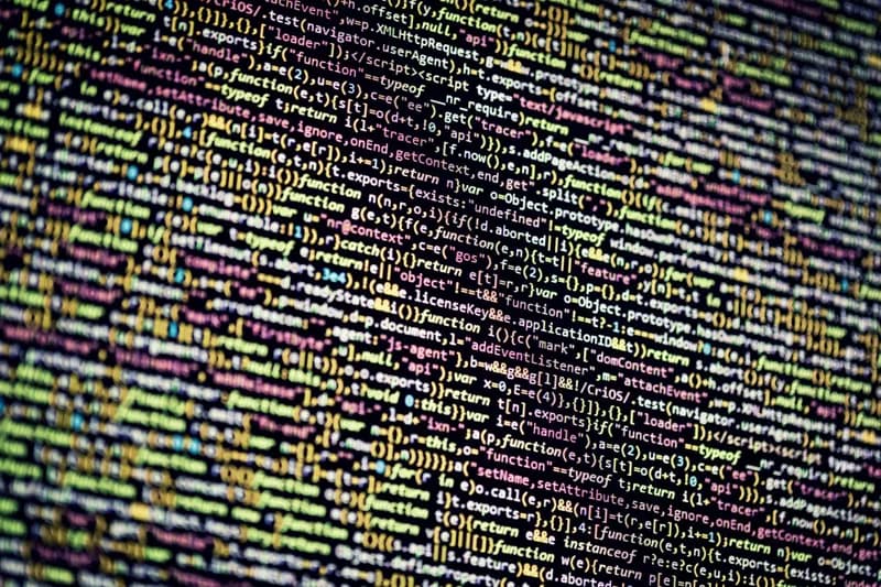 Natura duală a software-ului open-source: Oportunități și riscuri