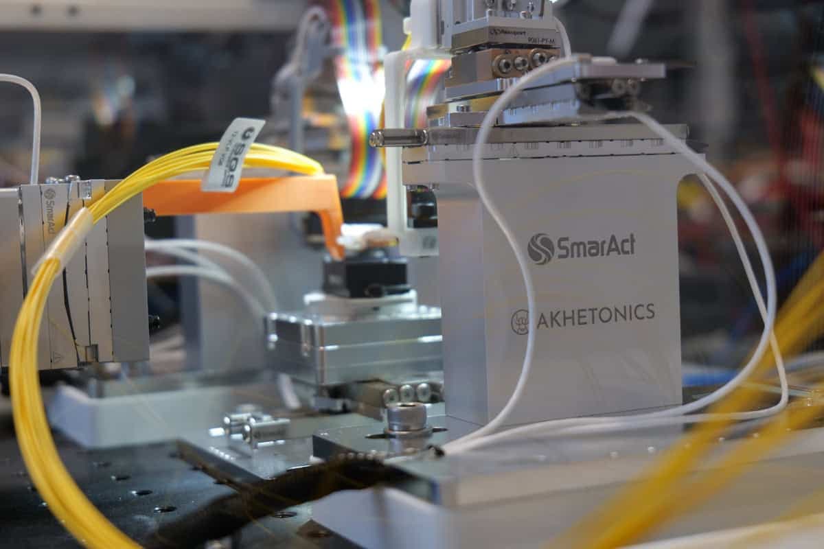 SmarAct și Akhetonics dezvăluie o platformă avansată de testare pentru procesarea optică