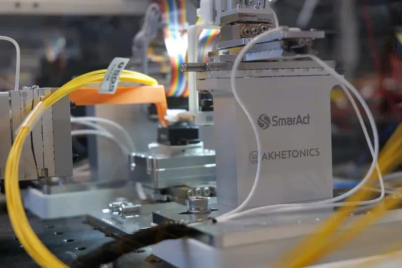 SmarAct and Akhetonics Unveil Advanced Test Platform for Optical Computing