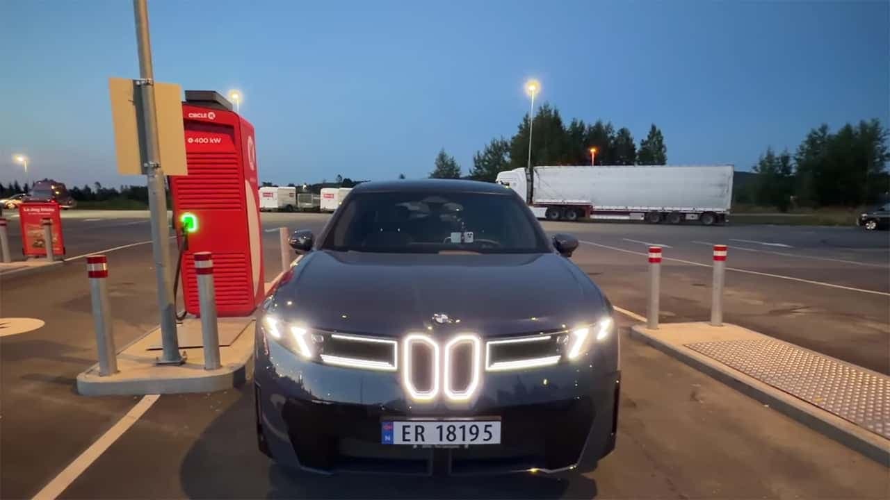 BMW iX3 demonstrează o eficiență remarcabilă la încărcarea ultra-rapidă în timpul testelor de autostradă