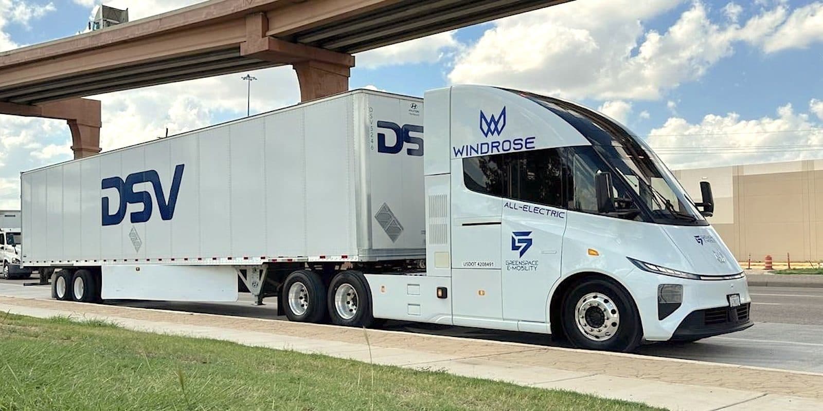 Windrose va lansa 10 camioane electrice de mare tonaj pe coridorul de transport din Texas