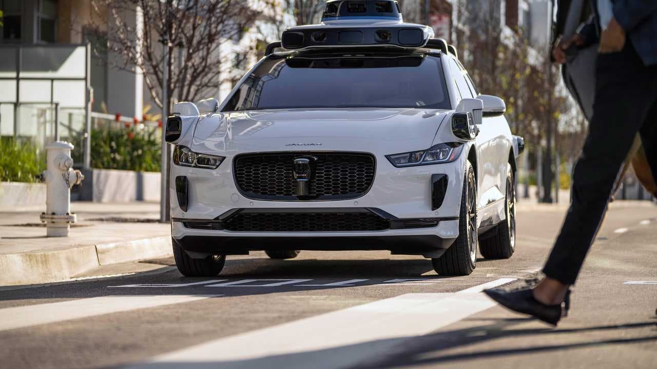 Flota de robotaxiuri Waymo din Austin se confruntă cu amenzi semnificative pentru încălcarea regulilor de parcare