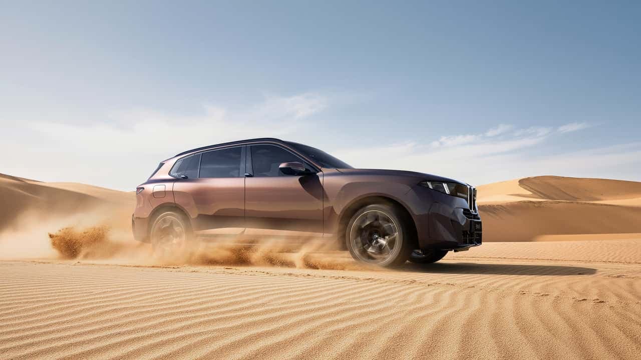 BMW lansează iX5 cu ampatament mărit pentru piața din China, dotat cu un ecran gigant pentru pasagerii din spate