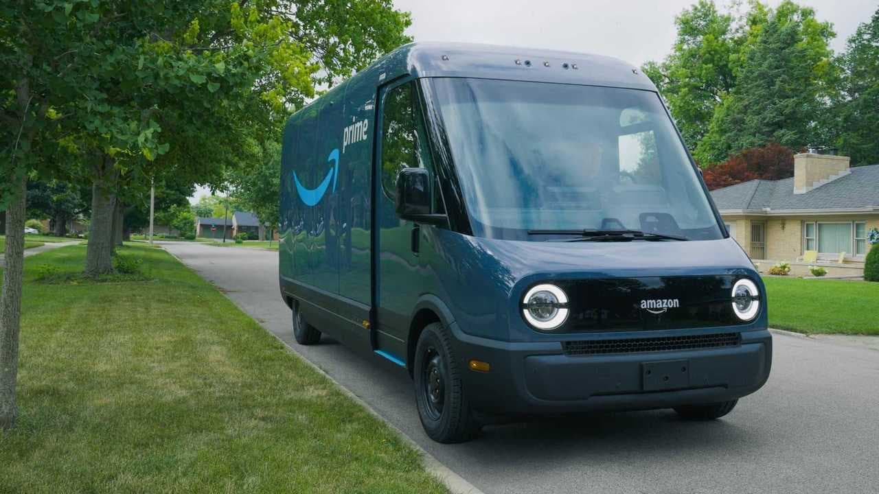 Amazon accelerează electrificarea: 10.000 de furgonete Rivian adăugate în șase luni