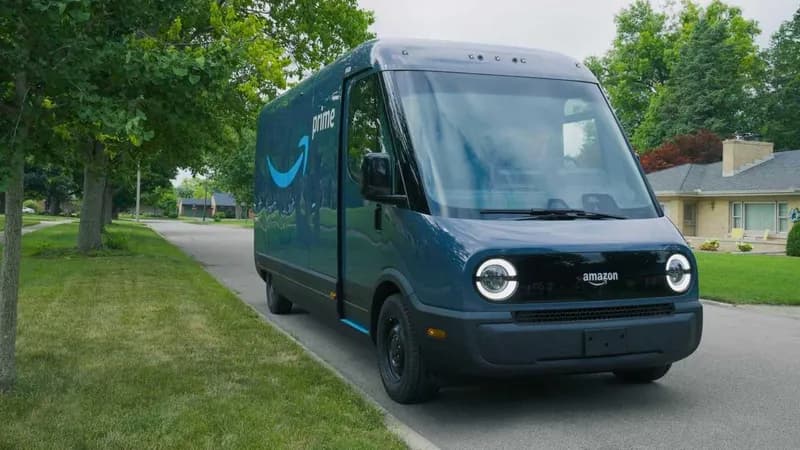 Amazon accelerează electrificarea: 10.000 de furgonete Rivian adăugate în șase luni