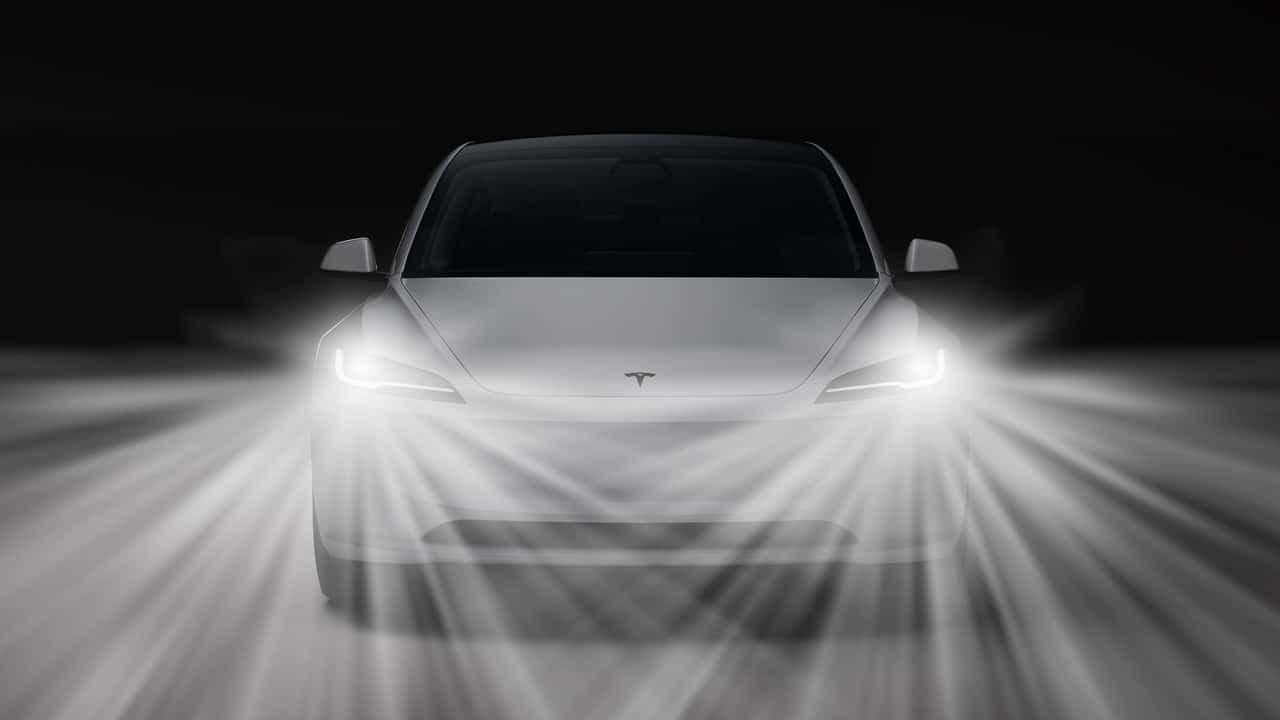 Tesla recheamă 20.000 de mașini din cauza farurilor prea strălucitoare