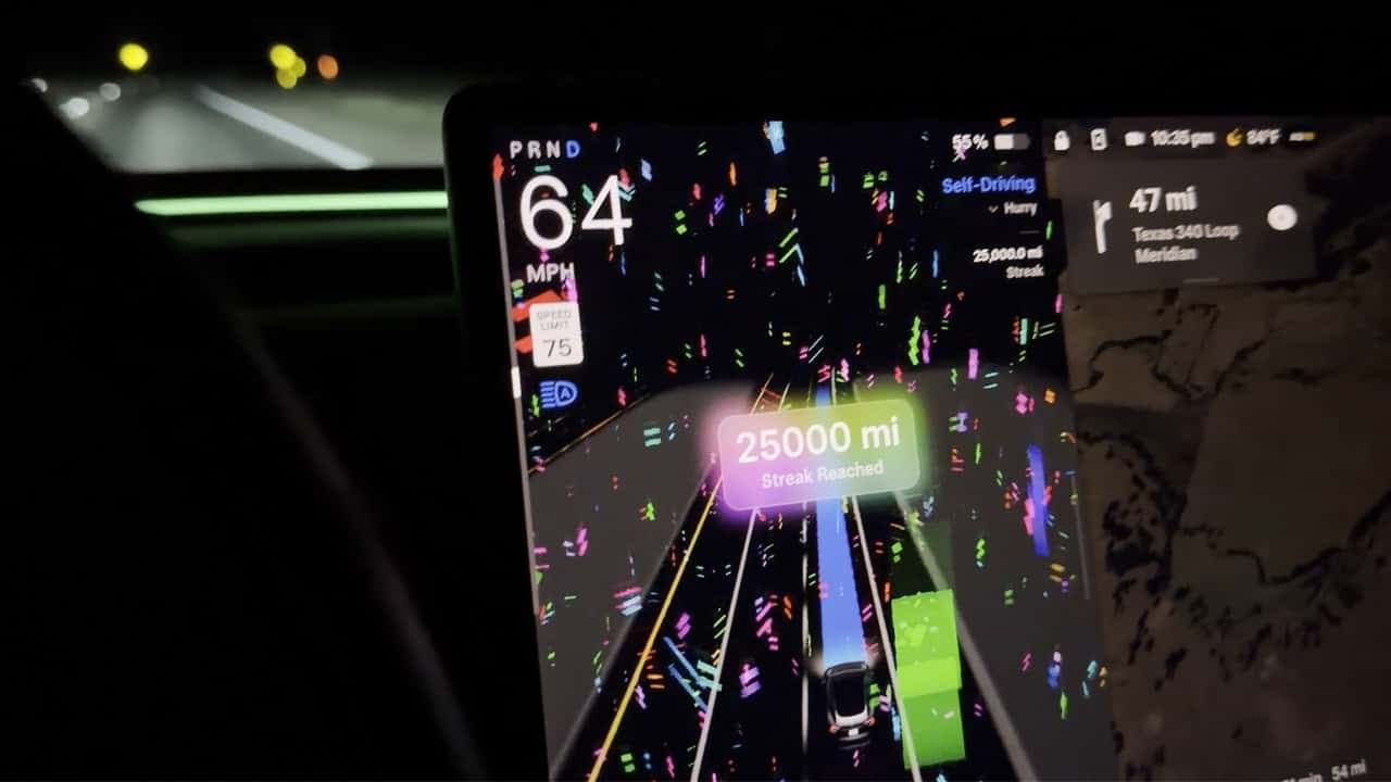 Șoferul Tesla atinge 25.000 de mile cu FSD, dar realizarea ridică semne de întrebare