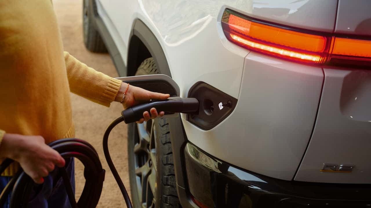 Renunțarea la vehiculele cu combustie internă în favoarea EV-urilor este mai bună pentru climă, arată un studiu