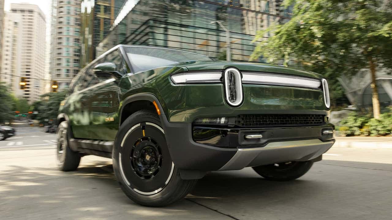 Rivian Retrasează Peste 30.000 de Vehicule Electrice R1S și R1T Din Cauza Indicatorilor de Semnal de Direcție Defecți