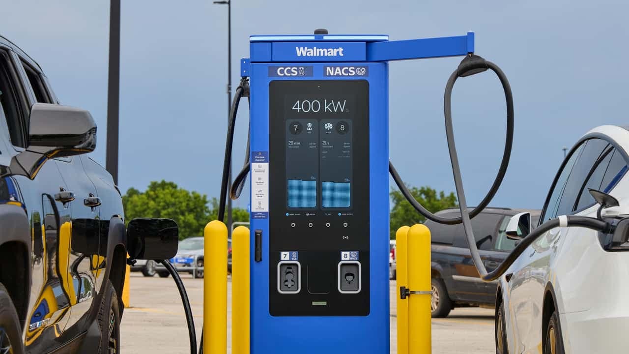 Walmart își extinde rețeaua de stații de încărcare pentru vehicule electrice la 100, atingând un obiectiv important