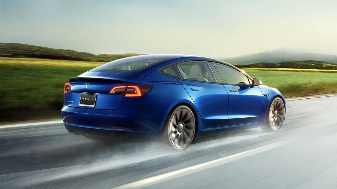 FSD Lite de la Tesla se confruntă cu obstacole pe drum