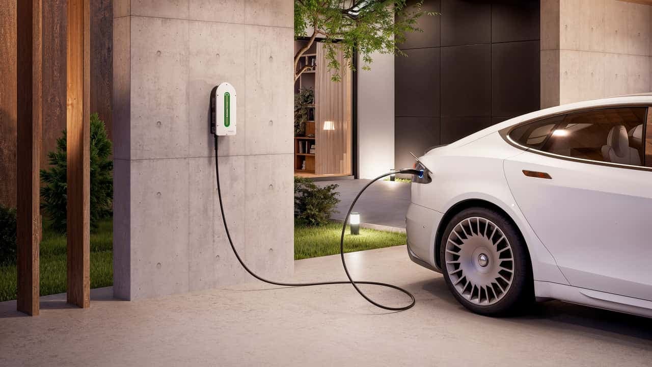 Schneider Electric provoacă Tesla cu un nou încărcător inteligent pentru mașini electrice