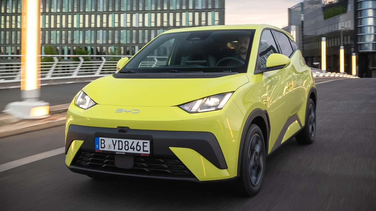 Piața auto din Marea Britanie: mașinile electrice depășesc motoarele pe benzină în luna august