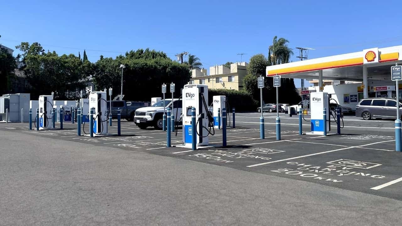 EVgo inaugurează un hub de încărcare masiv în Los Angeles, oferind suport și pentru vehiculele electrice mai vechi