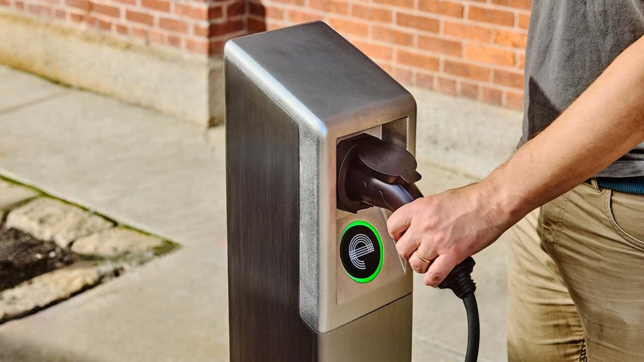 New York City revoluționează transportul urban printr-o rețea extinsă de stații de încărcare stradale