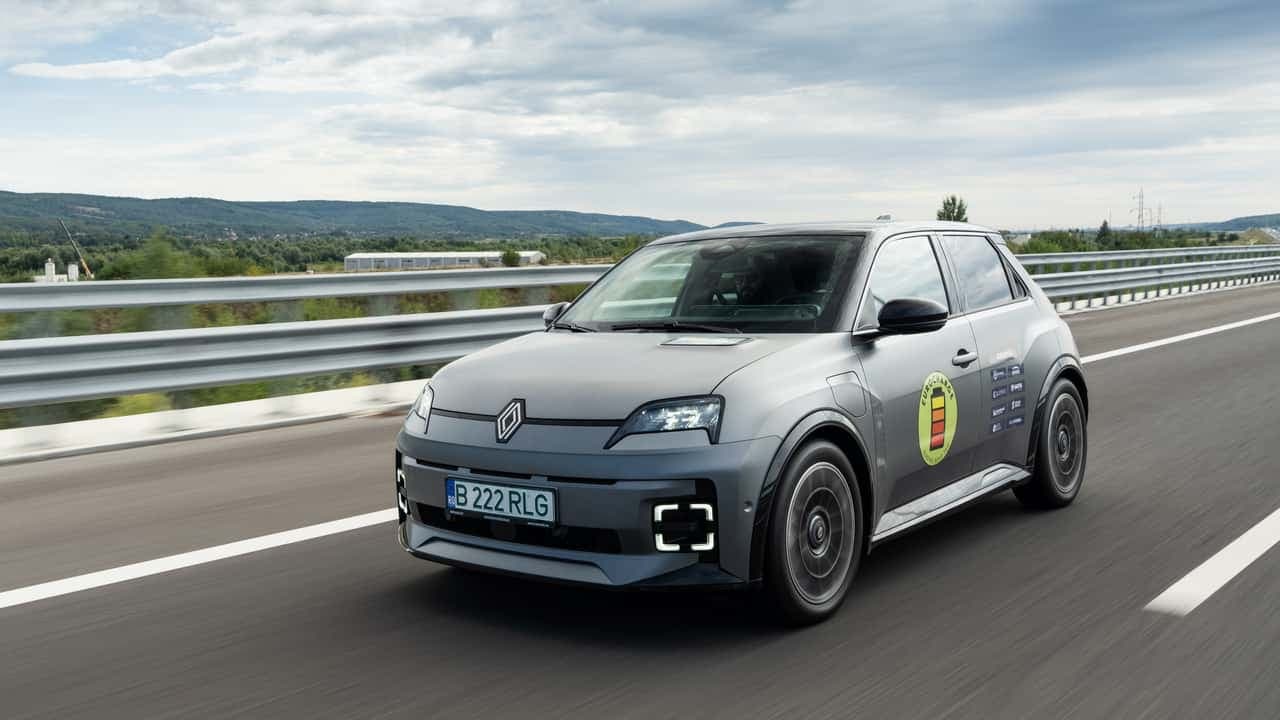 Renault 5 demonstrează că mașinile electrice mici pot cuceri munții