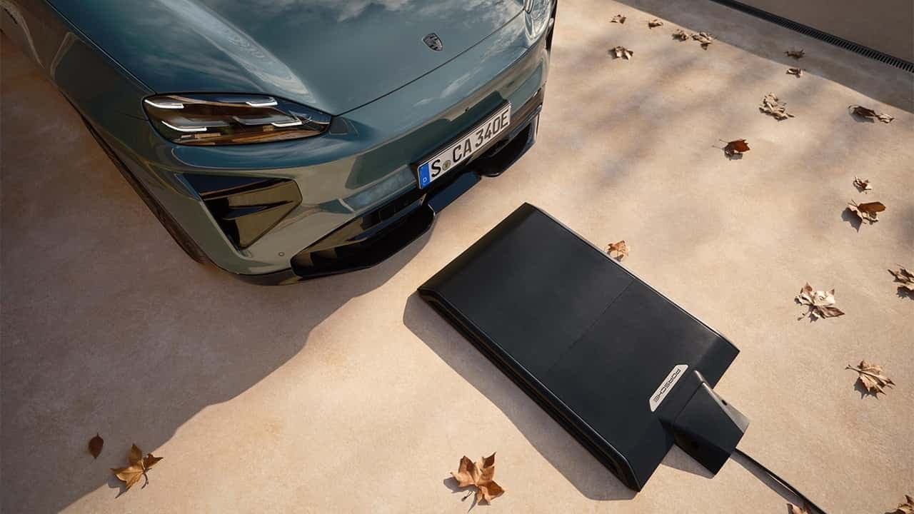 Porsche introduce încărcarea wireless pentru modelul Cayenne Electric