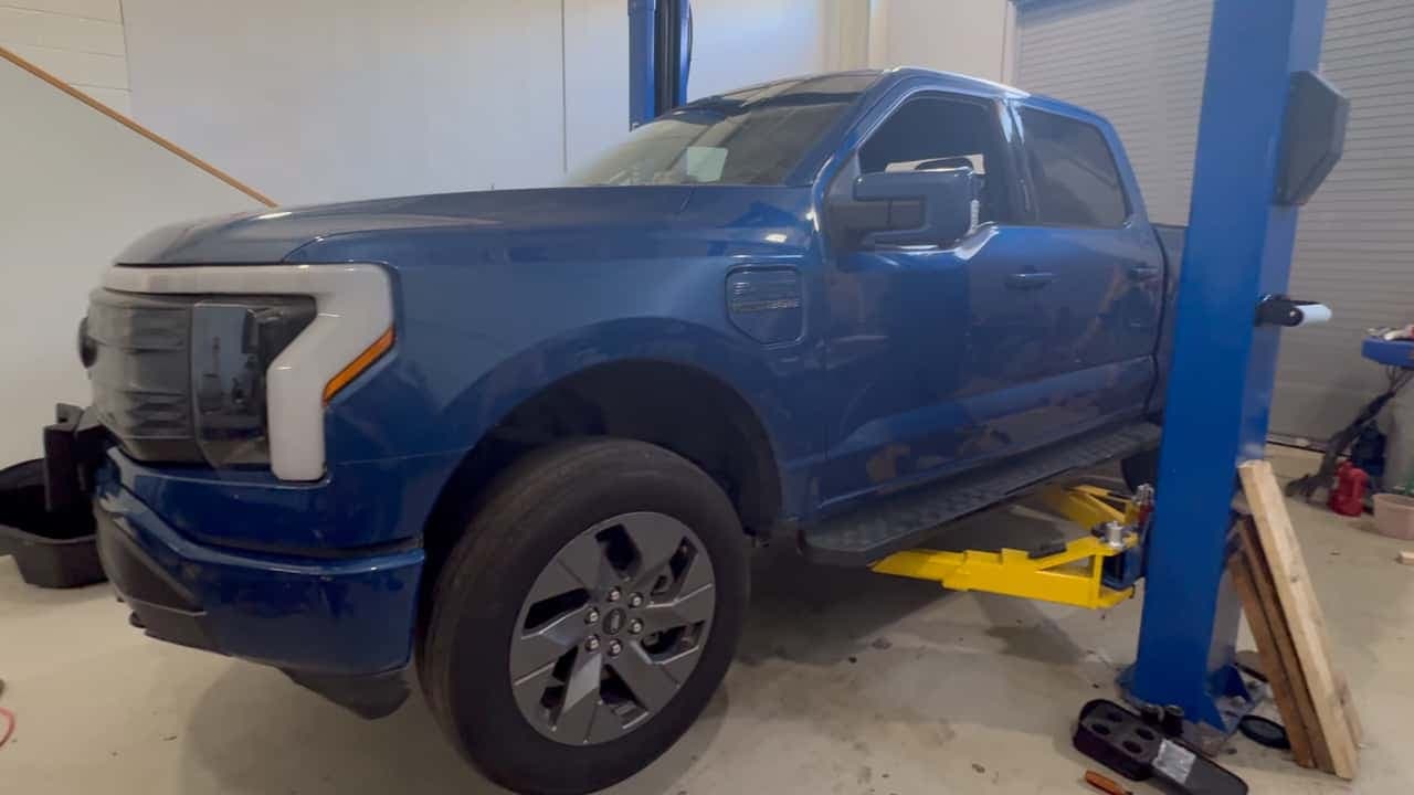 Realitatea de înaltă tensiune: Înlocuirea bateriei unui Ford F-150 Lightning