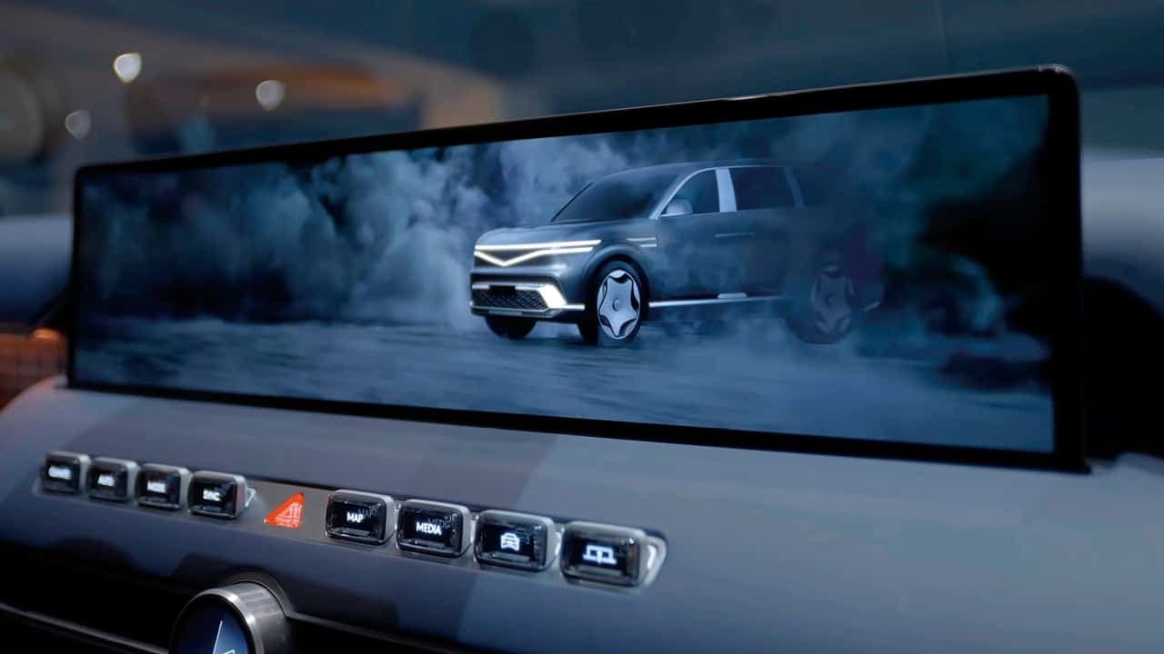 Genesis GV90 transformă staționarea în experiență cinematografică cu un ecran OLED retractabil
