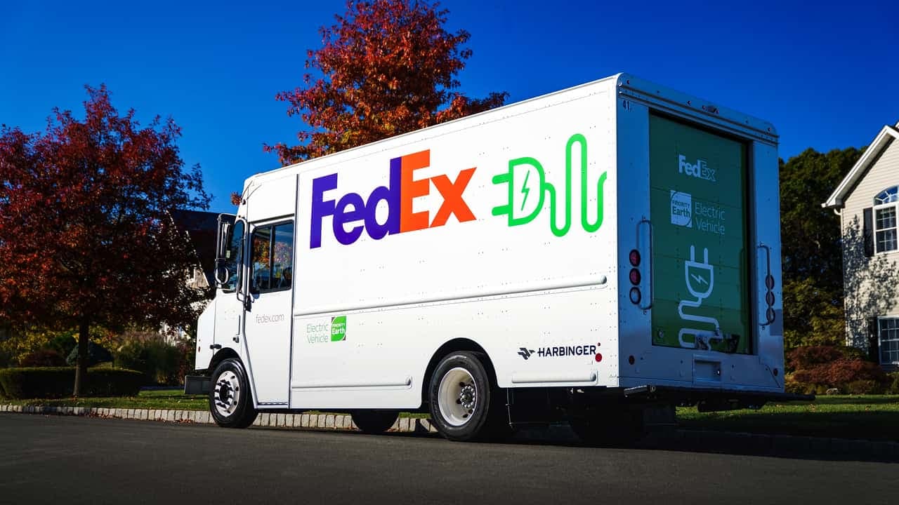 FedEx accelerează tranziția către vehicule electrice cu o comandă masivă de 2.000 de camioane Harbinger