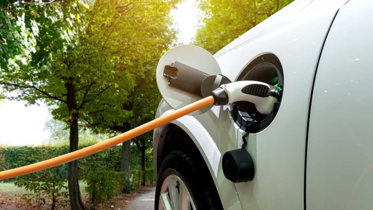 Noua reglementare din Germania ar putea transforma mașina electrică parcată într-o sursă de venit