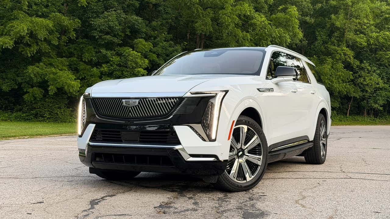 Cadillac Escalade IQ face un pas înainte: modelele 2027 adoptă portul NACS și o încărcare mai rapidă acasă