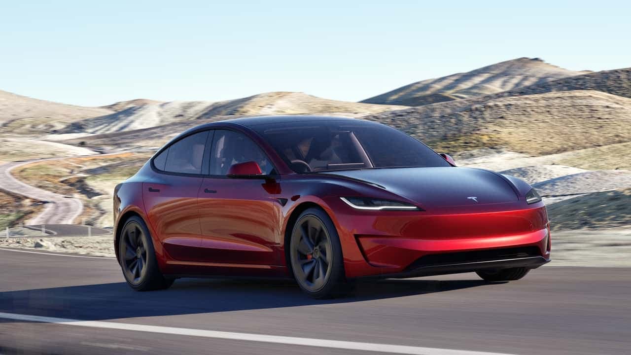 Tesla actualizează gama Model 3 în America de Nord: ecrane mai mari și performanțe sporite